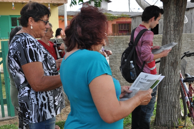 Distribuição de boletins informativos para comunidade do Povo Novo