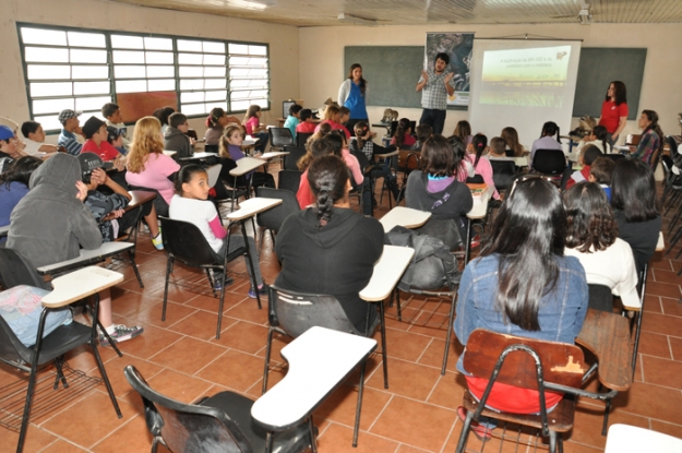 Atividade na Escola Estadual de Ensino Médio e Ensino Fundamental Engenheiro Roberto Bastos Tellechea - Parque Marinha