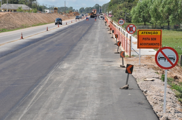 Construção da via lateral para desvio do trânsito no Povo Novo