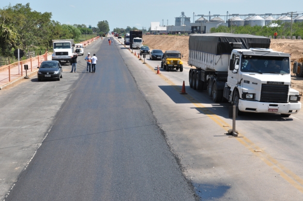 Construção da via lateral para desvio do trânsito no Povo Novo
