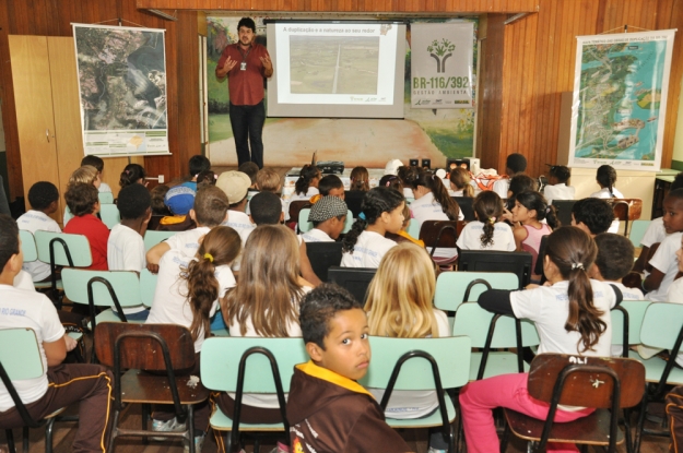 Atividade com alunos do 1º e 2º ano do fundamental na E.M.E.F. Coriolano Benício - 07 de maio de 2012