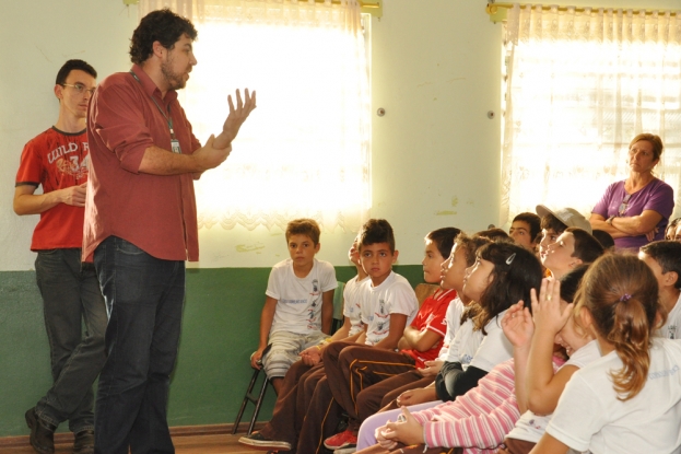 Atividade com alunos do 3º e 4º ano do fundamental na E.M.E.F. Coriolano Benício - 07 de maio de 2012