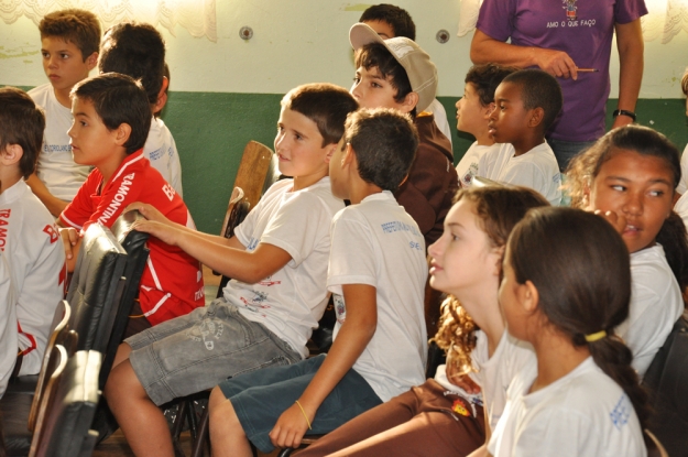 Atividade com alunos do 3º e 4º ano do fundamental na E.M.E.F. Coriolano Benício - 07 de maio de 2012