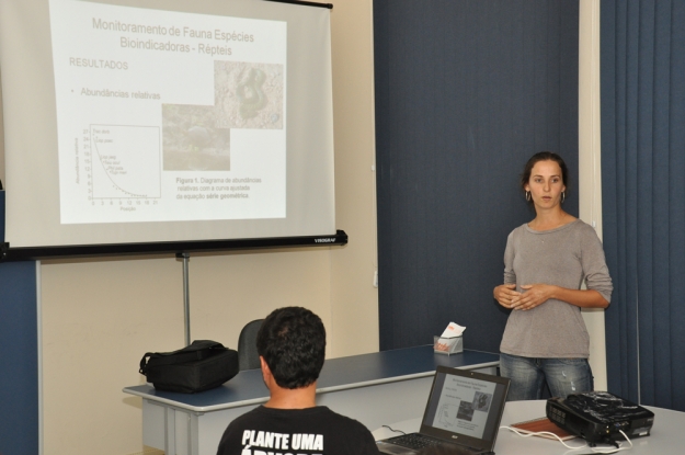 A ecóloga Débora Marques  apresentando para equipe da Gestão Ambiental os resultados da campanha de répteis