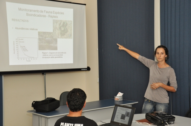 A ecóloga Débora Marques apresentando para equipe da Gestão Ambiental os resultados da campanha de répteis