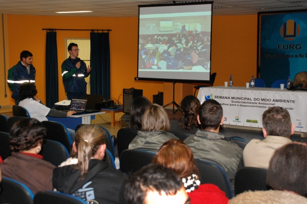 O agente de Educação Ambiental e Comunicação Social Isaías Insaurriaga apresentou as atividades realizadas junto a comunidade do entorno da BR-392.