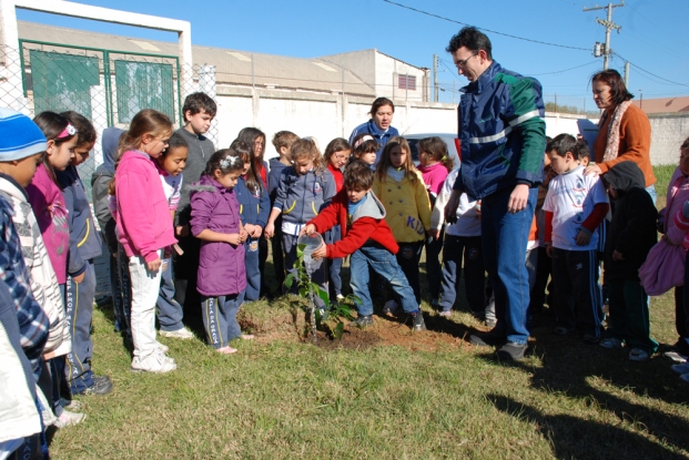 A criançada participou do plantio de mudas de árvores nativas.