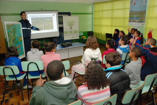O agente de Educação Ambiental e Comunicação Social Isaías Insaurriaga apresentando a palestra de Gestão Ambiental da duplicação da BR-116/392.