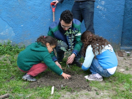 O plantio de árvores nativas na E.E.E.F. Alcides Barcelo é orientado pela equipe Educomunicação da Gestão Ambiental da BR-116/392  em conjunto com a direção da escola - 19 de junho de 2012