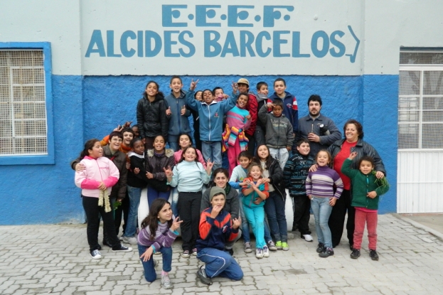 Turma de alunos da E.E.E.F. Alcides Barcelos que realizaram o plantio de mudas nativas - 19 de junho de 2012