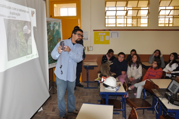 A armadilha fotográfica usada no monitoramento de fauna é apresentada aos alunos da E.E.E.M. Alfredo Ferreira Rodrigues - 26 de junho de 2012