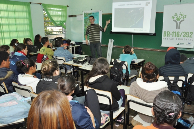 Palestra da equipe de Educomunicação para estudantes da E.M.E.F. Bento Gonçalves - 27 de junho de 2012 