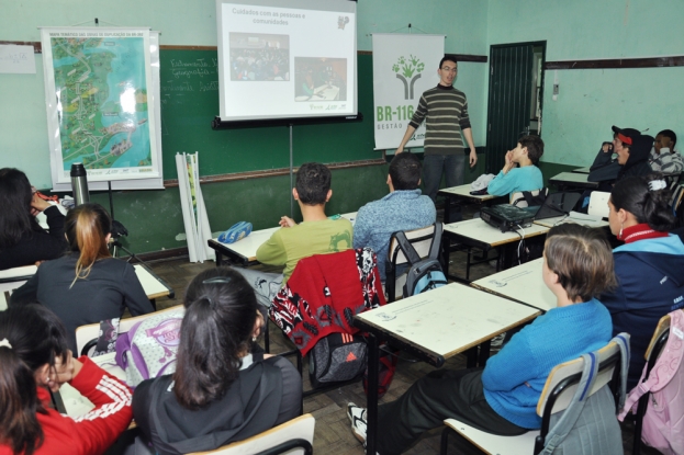 Os cuidados com as pessoas durante as obras de duplicação na BR-392 são apresentados aos estudantes da E.M.E.F. Bento Gonçalves - 27 de junho de 2012