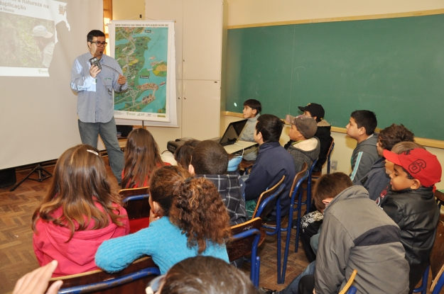 O agente de comunicação e educação Solano Ferreira apresenta aos estudantes a armadilha fotográfica - 11 de Julho de 2012