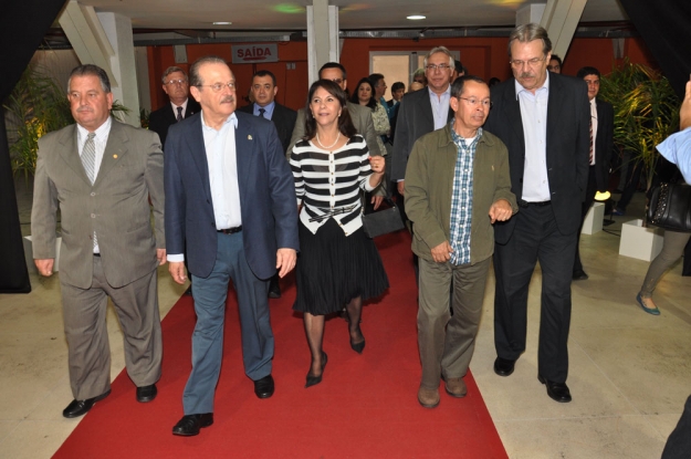 Ministro Paulo Passos acompanhado de políticos gaúchos - 20 de agosto de 2012