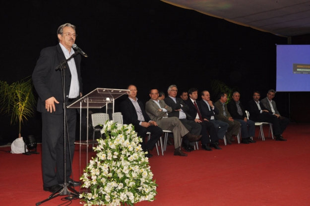 Prefeito de Pelotas discursa durante a cerimônia de assinatura - 20 de agosto de 2012  