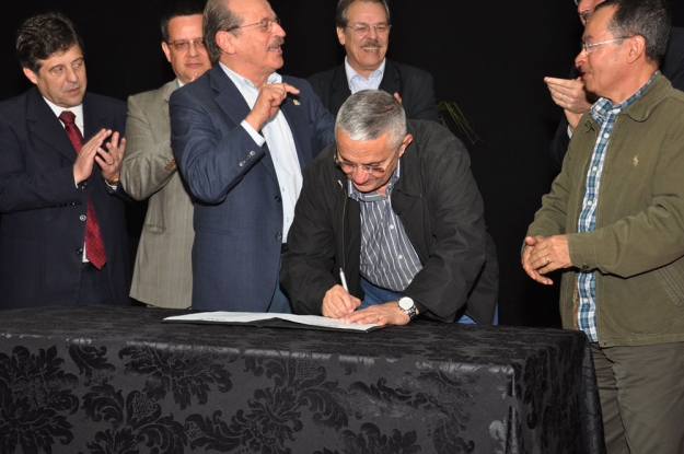 O diretor geral do DNIT, General Jorge Fraxe assina a ordem de serviço para as obras de duplicação do contorno da cidade - 20 de agosto de 2012