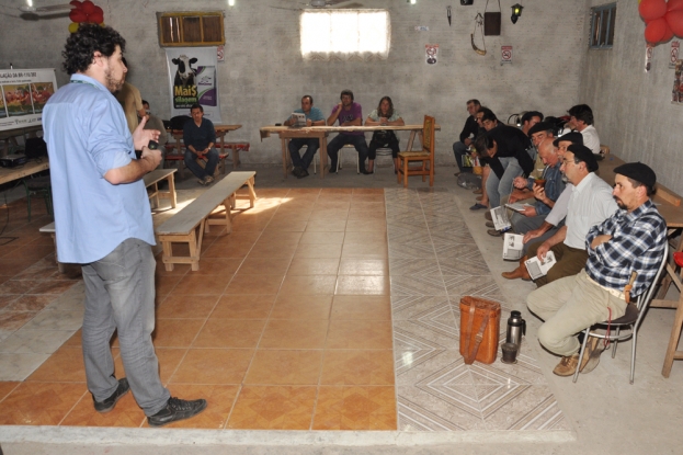 Cauê Canabarro, coordenador dos Programas de Comunicação Social e Educação Ambiental, apresenta o trabalho da Gestão Ambiental da BR-116/392 para produtores de leite -  15 de Agosto de 2012 