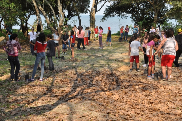 No Barro Duro, os estudantes formam pequenos grupos para participarem do plantio - 24 de Agosto 2012