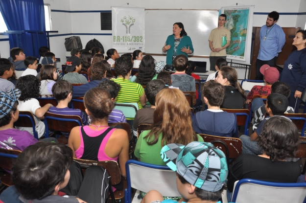 A diretora da E.E.E.F. Almirante Tamandaré, Ana Nabuco, apresenta a equipe da Gestão Ambiental BR-116/392 para os estudantes - 16 de agosto de 2012