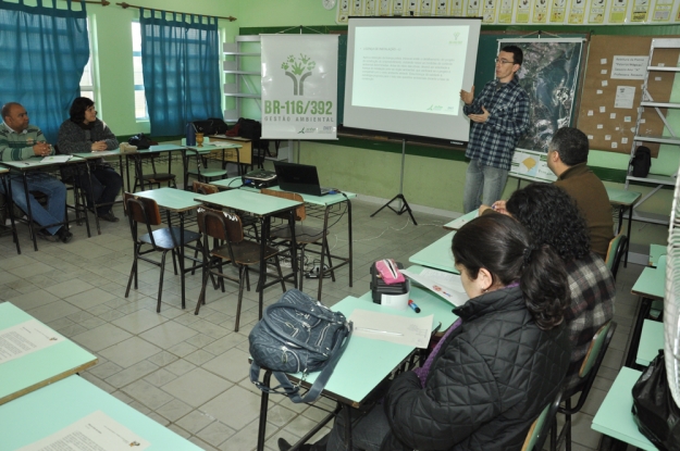 Equipe da Gestão Ambiental da BR-116/392 realiza atividade de formação com professores da E.M.E.F. Olavo Bilac - 25 de agosto de 2012