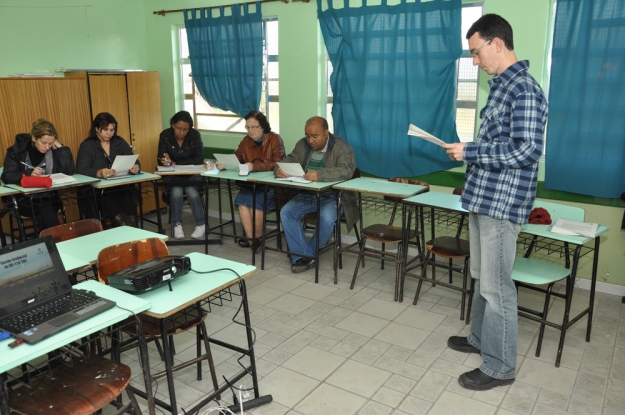 Leitura de texto de Veríssimo inicia atividade de formação na escola Olavo Bilac - 25 de agosto de 2012