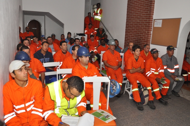 Trabalhadores das obras de duplicação do lote 1 A durante atividade sobre os animais peçonhentos da região - 17 de setembro 2012