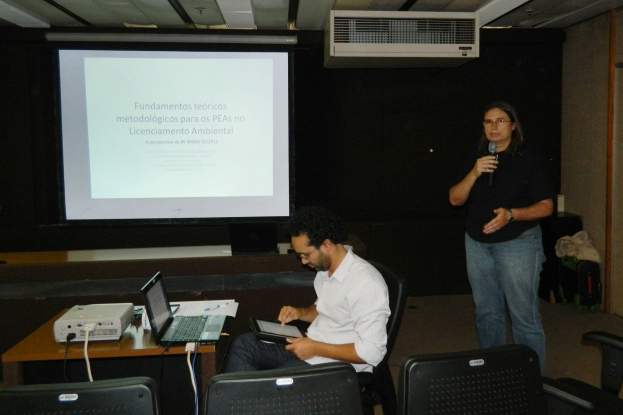 Profª. Lúcia Anello apresenta as diretrizes legais para os Programas de Educação Ambiental no licenciamento.