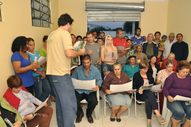 Moradores da comunidade Virgílio Costa recebem o Boletim Informativo das obras de duplicação da BR-116/392 - 01 de novembro de 2012