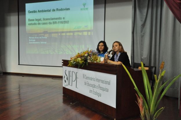Mesa composta pela Coordenadora do Curso de Ecologia da UCPel, Carina Estrela, e Coordenadora Setorial da Gestão Ambiental da BR-116/392, Renata Freitas, no III SIEPE - 14 de novembro de 2012