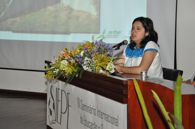 Renata Freitas, coordenadora setorial da Gestão Ambiental das obras de duplicação da BR-116/392, durante a palestra no III SIEPE - 14 de novembro de 2012
