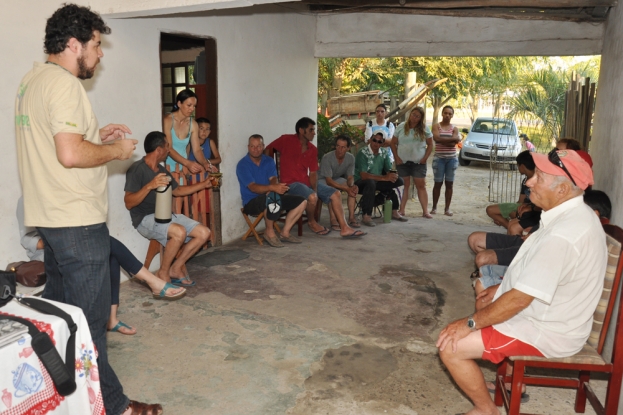 Durante o encontro com a comunidade as equipes de Educação Ambiental e Comunicação Social  esclareceram as dúvidas dos moradores - 05 de dezembro de 2012