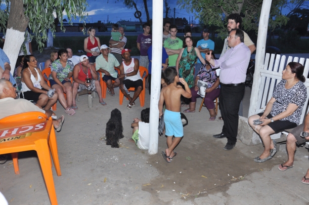 Giovanni Alcantara, responsável pelas desapropriações no contorno de Pelotas, esclarece os procedimentos aos moradores - 06 de dezembro de 2012