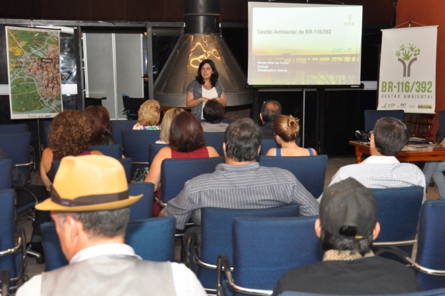 A ecóloga Renata Freitas apresenta a Gestão Ambiental da BR-116/392 para engenheiros e arquitetos da AEAP - 07 de dezembro de 2012
