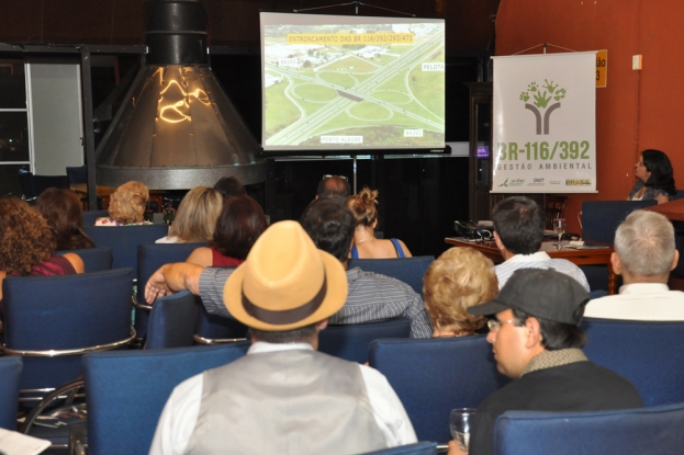 Público da palestra técnica assiste o vídeo das obras de duplicação do contorno de Pelotas - 07 de dezembro de 2012
