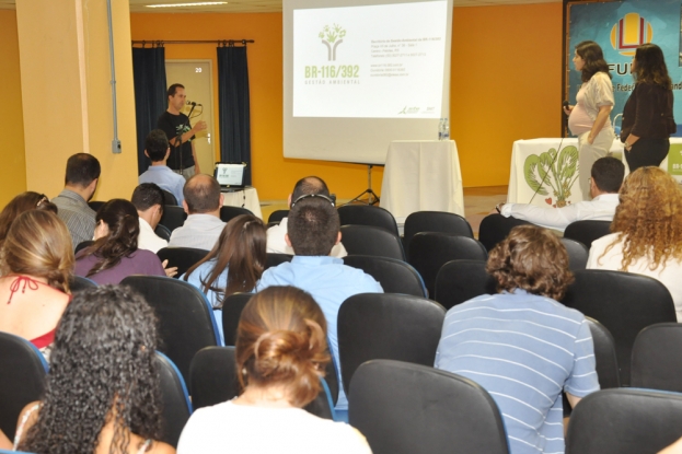 Participação do público durante palestra do I Seminário Gestão Ambiental de Caminhos. Ecól. Renata Freitas (STE) - 12 de dezembro de 2012