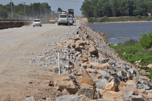 Obras sobre a barragem Santa Bárbara na BR-116 - Lote 1B.