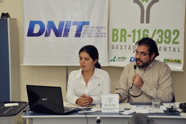 A coordenadora setorial dos Programas Ambientais da STE S.A., Renata Freitas, e o técnico ambiental da equipe do Programa de Monitoramento de Fauna da BR-116/392, Guillermo Dávila, participaram do diálogo transmitido ao vivo.