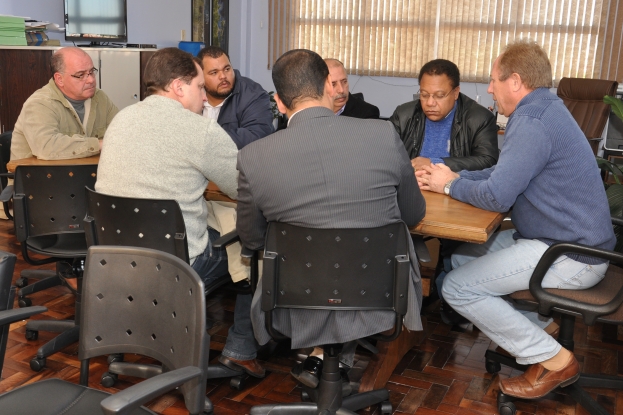 O engenheiro Vladimir Casa reunido com representantes da Câmara de Vereadores do Rio Grande.