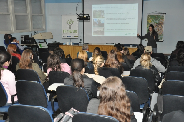 Equipe da Gestão Ambiental da BR-116/392 apresentou seus trabalhos para os estudantes da Semana Acadêmica.