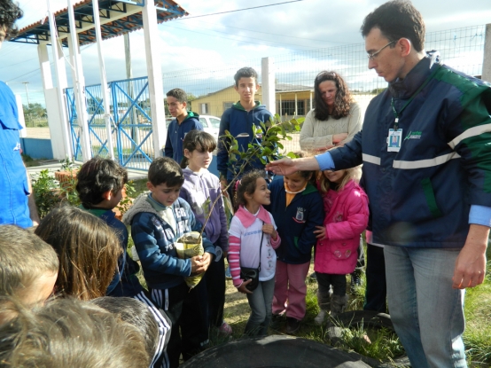 Plantio de mudas nativas com os estudantes da E.M.E.F. Cristóvão Pereira de Abreu, na Ilha da Torotama, no Rio Grande. 06/06/2013