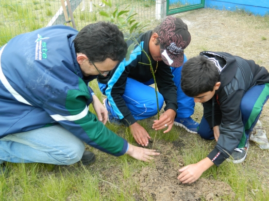 Plantio de mudas nativas com os estudantes da E.M.E.F. Cristóvão Pereira de Abreu, na Ilha da Torotama, no Rio Grande. 06/06/2013