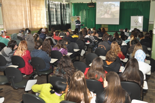 Palestra da Gestão Ambiental da BR-116/392 na Semana do Meio Ambiente para os estudantes do Colégio Municipal Pelotense.