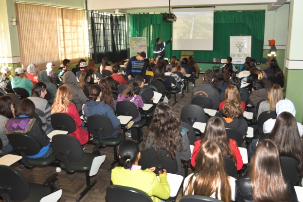 Palestra da Gestão Ambiental da BR-116/392 na Semana do Meio Ambiente para os estudantes do Colégio Municipal Pelotense.