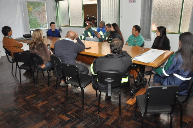 Equipe da Gestão Ambiental dialoga com encarregados e engenheiros sobre os resíduos durante as obras de duplicação.