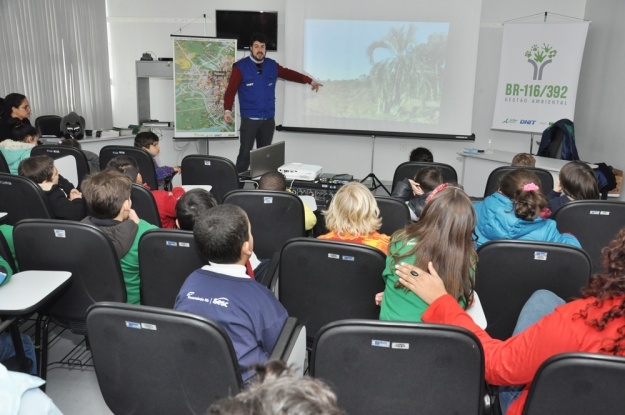 As crianças ouviram a palestra sobre os trabalhos desenvolvidos pela Gestão Ambiental