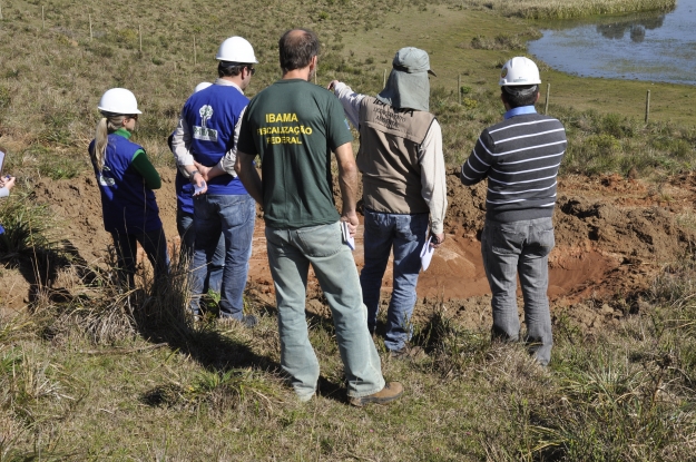 Equipe da Supervisão Ambiental acompanhando o IBAMA na jazida do Lote 1-A da BR-116.