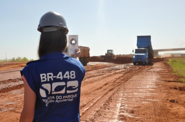 BR-448 - Movimentação de caminhões são monitoradas pela equipe de gestão ambiental