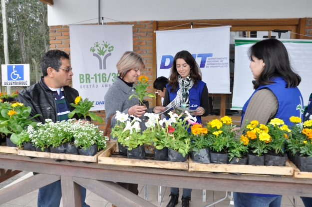 As equipes das Gestões Ambientais (STE S.A.) das obras de duplicação das BRs 116/RS (Guaíba a Pelotas) e 392/RS (Pelotas a Rio Grande) distribuíram flores e materiais informativos.