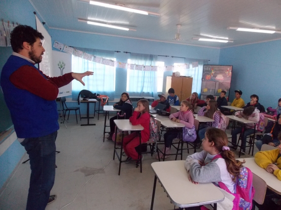 Atividade de Educação Ambiental com os estudantes da E.M.E.F. Ferreira Viana.